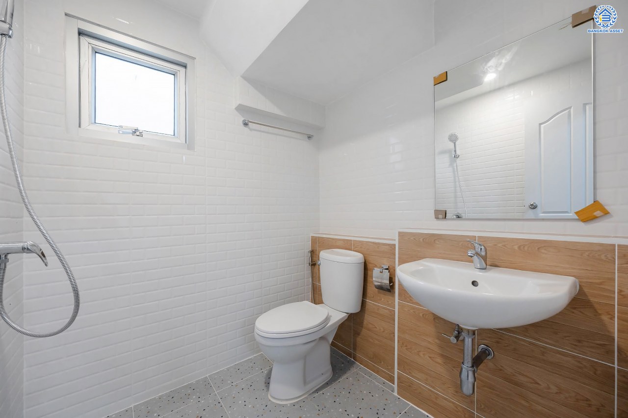 บ้านมือสองตกแต่งใหม่ โครงการ พฤกษ์ลดา พุทธสาคร จากแบรนด์ LH ตัวบ้านใกล้สวนสาธารณะ รองรับทุกความสุขบนเนื้อที่ 53.9 ตร.ว. ฟังก์ชัน 3 ห้องนอน 3 ห้องน้ำ จอดรถได้ 2 คัน เชื่อมต่อถนนเพชรเกษม, ถนนพุทธมณฑลสาย4, ถนนบรมราชชนนี ใกล้รถไฟฟ้าสายสีน้ำเงิน "สถานีหลักสอง" และ The Mall บางแค